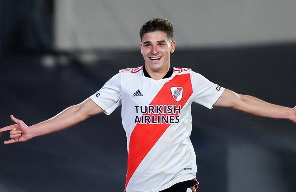 39场20球！25岁世界冠军获月最佳，冲击3冠王，自曝离开曼城真相